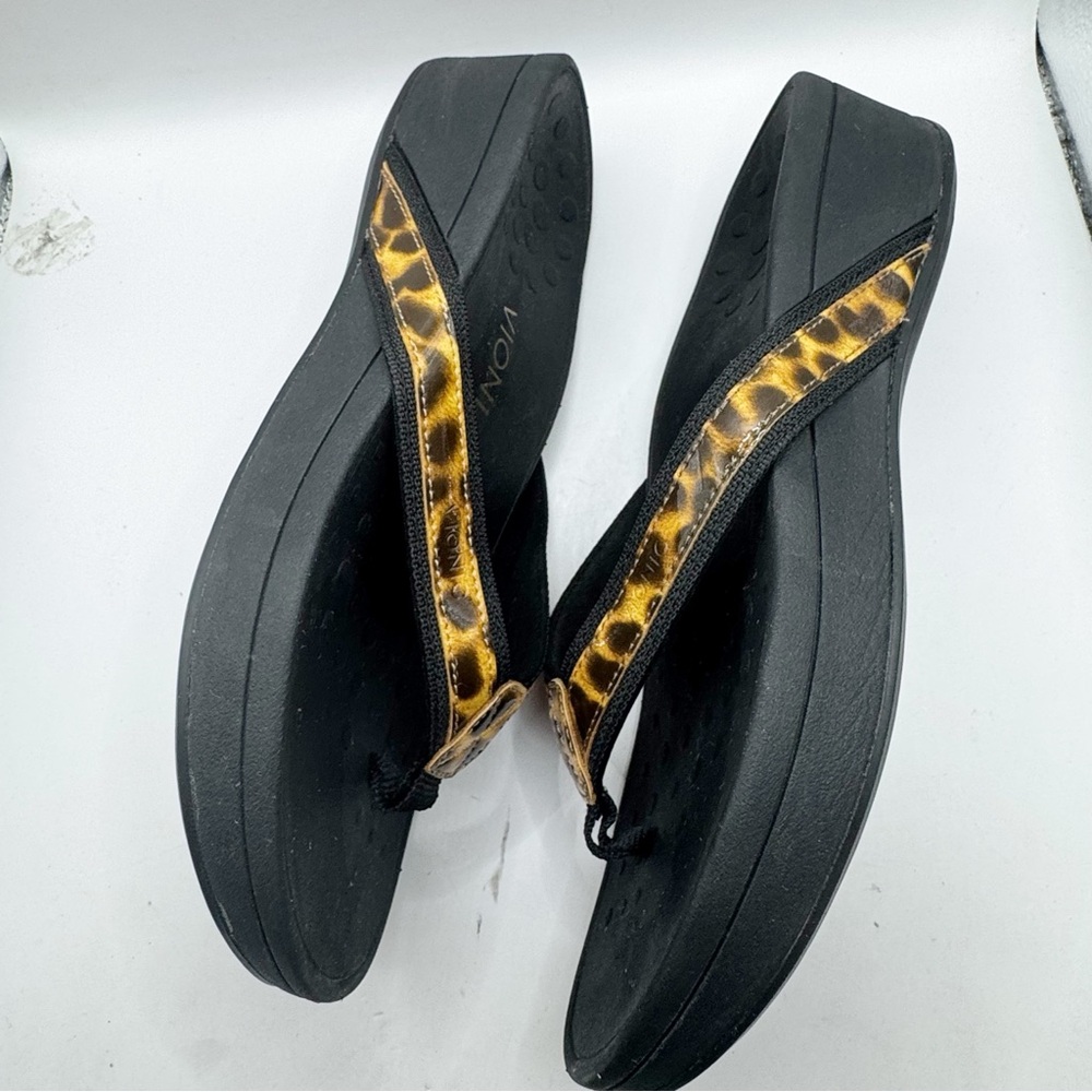 Vionic High Tide platform leopard print flip flop… - image 5